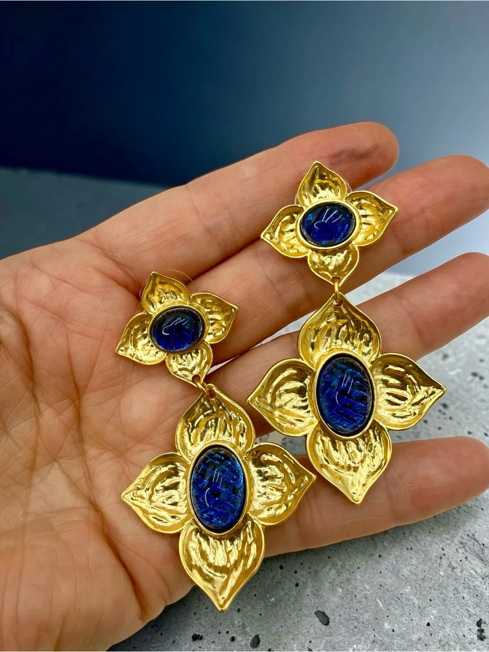 Kenneth Jay Lane KJL Gold Tone Blue Glass Floral Dangle Earrings 2.75” Glamorous
